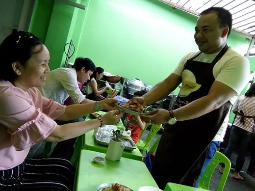 Người Đưa Xôi Việt Sống Với Thời Gian 1 anh huy phuc vu mon xoi xeo Ha Noi